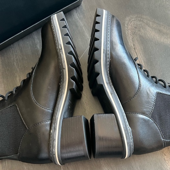 NIB Bernardo Salerno 8.5M Black Leather Lace Up Ankle Boots - Picture 4 of 8